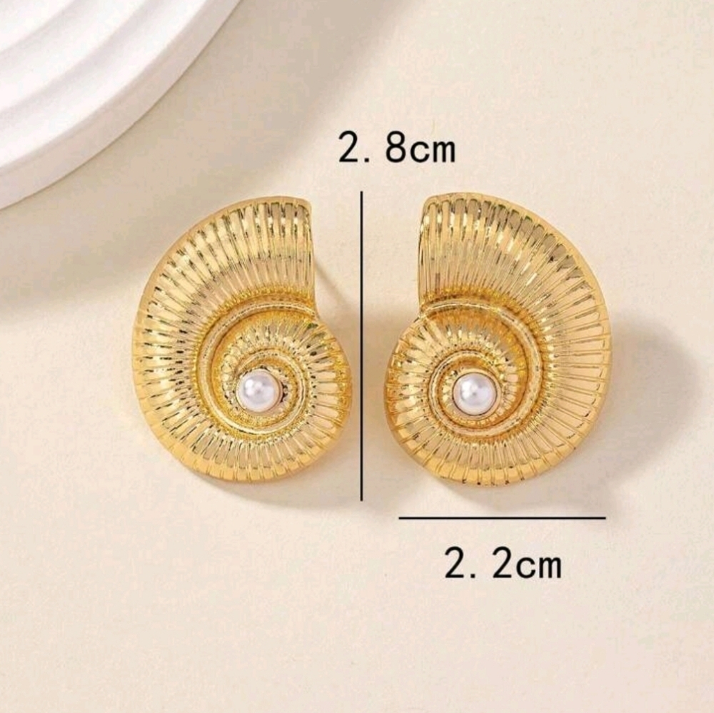 Gold tone Moon Seashell pearl style statement earrings shell gold tone earrings - Picture 4 of 4